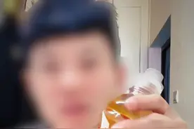 【农夫山泉回应“#红色尖叫炒到8900元一箱  ”】近日，农夫山泉旗下饮品“#5元红色尖叫炒到8900元一箱 ”冲上热搜。原价5元一瓶的临期红色“尖叫”饮料，在二手平台上被卖到66元至88元不等，引发热议，甚至有卖家挂出8900元一箱（15瓶）的高价。有网友表示“感觉这是要火的节奏”，还有网友称“红色尖叫好像很难买到”。#农夫山泉  （澎湃新闻）
