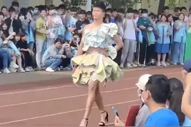 5月24日，湖北襄阳，男生穿着自己设计的报纸裙子和高跟鞋在操场自信走秀，引全场欢呼视频封面