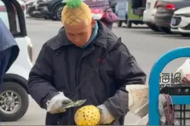 小伙为了卖更多菠萝，把发型理成“菠萝头”效果立竿见影 本人：销量翻了一倍#热点追踪视频封面