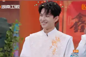 #杨洋理论知识满分实践操作为零 看@杨洋 抓袋子挑战，仿佛在看一场喜剧表演。杨洋理论策略说得头头是道，实际操作起来只剩手忙脚乱，真的是让人笑出腹肌。视频封面