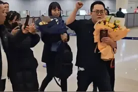#“钢铁爸爸”吴伟东赴泰救女成功 ，在机场振臂高喊 ：“背后有个强大的祖国！”视频封面