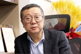 专访｜作家、读者与产业，刘慈欣解读北京科幻三重优势 3月31日，著名科幻作家、北京元宇科幻未来技术研究院院长刘慈欣在接受北京日报客户端专访时表示，北京作为全国文化中心，拥有浓厚的科幻文化氛围，聚集了大量科幻作家和读者，为科幻文学的发展提供了重要支撑。他指出，北京对科幻文化的重视程度不断提升，例如石景山区政府积极推动科幻产业发展，正是这一趋势的体现。刘慈欣认为，在良好的文化生态下，科幻文学正迎来更广阔的成长空间，而北京作为科幻文化的重要中心，将持续发挥引领作用。视频封面