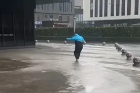 3月2日 河南郑州，“最强倒春寒”预警！大雨！暴雪！雷电“组团”来袭！降雪超10毫米、11级大风、降温16℃！“100斤以下的我不敢出门了，豫B、豫C、豫D、豫E…，你们那里降温了吗？”视频封面
