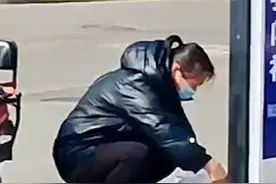 孩子在路边便便，妈妈掏出塑料袋当街清理，父母是孩子最好的老师！视频封面