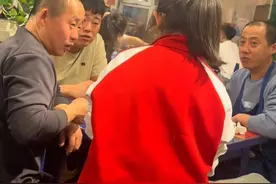 在东北问“这个好吃不”，几乎等于明抢。#问东北人好不好吃 #在东北叫声大哥有多好使 #不要问东北人这个东西好不好吃