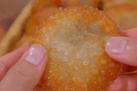 上次的油炸糕大家都很喜欢，今天分享一款可以出摊的脆皮糯米糖糕的做法~#油炸糕 #美食教程视频封面