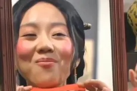 女子22年化妆不卸妆脸红成关公，医生：皮肤也需要轻断食，经常化妆建议每周素颜一天。（来源：生命时报）#化妆