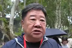 南京常客刘金山旧地重游，对“南京大萝卜”赞不绝口。#2024中国电影表演艺术周  #我在2024电影周现场  #电影人在南京视频封面
