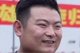 【危机时刻，#退役军人一个举动救了很多家庭  】梅大高速茶阳路段塌方时，来自河南的货车司机王向楠，把12米长的车一横，在距离塌方200米处筑起一道屏障。满满一车葡萄有十吨，加上冷链货车，价值70多万。“当时什么都没想，哪怕（后面的车）撞上停下了，也不至于再掉下去。”向见义勇为的王向楠，致敬！（央视新闻）视频封面