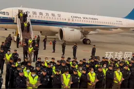 现场画面！首批200名缅甸妙瓦底涉诈犯罪嫌疑人被押解回国，中国特警持枪列队严阵以待视频封面
