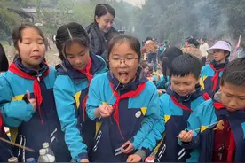 打水漂、过河沟、生火做饭…… #重庆小学生背着锅碗瓢盆徒步4公里春游野炊  ，现场欢乐十足。这一幕勾起你的童年记忆了吗？#媒体精选计划 #春游 #野炊 #春游野炊正当时视频封面