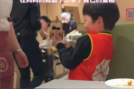 6岁男孩过生日，听到隔壁桌姐姐过生日没蛋糕，在妈妈的鼓励下分享了自己的蛋糕视频封面