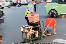 交警搀扶帮助残疾人过马路，小男孩看到后主动起身帮忙。#暖心的一幕    #感动瞬间视频封面