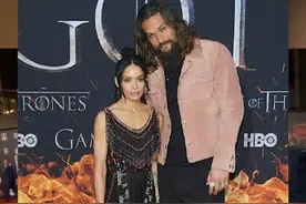 曾出演《海王》的杰森莫玛发文宣布离婚，当初的两个人是那样的甜，据悉两人于17年结婚，并育有一儿一女视频封面