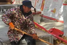 环卫大爷自制神器帮学生清扫落叶，学生：大爷你是我的神！（素材来源@z ）#环卫工人视频封面