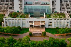 南京一高校副院长被指婚内出轨女博士生，网友自称男友晒出多个暧昧聊天截图，校组织部：情况正在调查视频封面