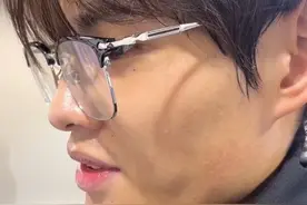 #20岁小伙教机器人做家务  动动手指就满头大汗？拿个水瓶就可以下班？在2025中关村论坛年会上，记者看到了一群专门培训人形机器人的“老师”。机器人训练师，也称机器人数据采集员，是一个为机器人公司服务，采集机器人动作数据的新兴职业。他们的日常工作是怎样的？#机器人训练师  #探访2025中关村论坛视频封面
