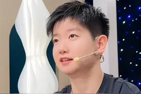 奥运表彰大会孙颖莎驯化高跟鞋，原来成为世界冠军背后付出这么多视频封面