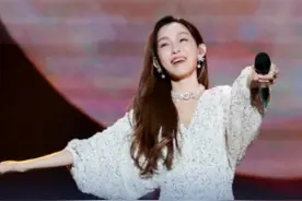 全场大合唱！台湾歌手范玮琪上海演唱会演唱《我爱你中国》 3月29日，台湾歌手范玮琪在上海演唱会上演唱《我爱你中国》，感动全场。视频封面