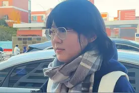 在郑州外国语学校不努力就只能去郑大：传闻是真的吗？ 来听听看郑外高三学霸怎么说！郑外最好的学生到底是什么水平？#郑州外国语学校 #学霸秘籍 #郑州大学  #街头采访 #校园生活视频封面