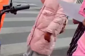 女子骑电动车转弯撞上直行汽车，拿起手机委屈撒娇：我又出车祸了，跟交警诉苦“她刮到我了 不然我怎么会倒”上海交警：你全责  机动车无责（畅）视频封面