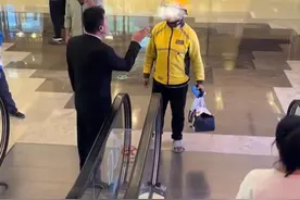 外卖小哥手提外卖上扶梯遭阻，商场: 规定外卖只可取出，不能送入 #上海 #外卖小哥 #保安视频封面