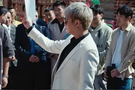 #执行法官 贾小飞故意前往博物馆开幕式现场，向黄驰讨要巨额欠款。#来央八看好剧视频封面