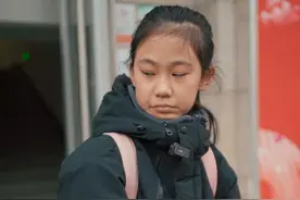 如果你的妈妈在你有钱的朋友面前显得很寒酸，让你感到丢人，你会怎么办？#剧情 #穷妈妈 #校园 #女儿自己的品味和妈妈无关 #人类幼崽成长计划视频封面
