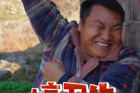 返乡青年欢乐多 四哥体验了一把满身尽是黄金甲。#原创视频 #我的乡村生活 #回村后的我 #看一遍笑一遍 #意想不到的结局视频封面