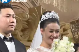 3月28日 海南 在与闺蜜对视一眼后，笑点低的新娘在婚礼笑场。网友纷纷评论：“我结婚的时候，务必把我闺蜜请出去。”#最美新娘 #每一个幸福瞬间都值得被记录视频封面
