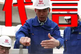 #保障外来务工人员异地就医保障体系  王足刚代表是中铁六局丰桥公司石家庄项目部副经理。2008年，他从学校实习起就一直奋战在铁路建设一线，已经参建了10余条国家重点铁路工程。作为从基层成长起来的全国人大代表，他始终把目光聚焦一线。
在日常工作中，他发现不少外来务工人员仍然不够重视自己的身心健康，同时社会和企业层面还需完善政策的覆盖范围、精准落地。他说，这些外来务工人员都是家里的顶梁柱，他们的身心健康也关乎着一家人的幸福。今年全国两会上，他带来了一份关于进一步保障建筑行业农民工健康权益的建议。他希望，各有关部门和单位能够在宣传、医疗、制度等方面建立完善的体系来保障他们的身心健康。（工人日报客户端记者 王伟伟 蔚可任）#2025全国两会视频封面