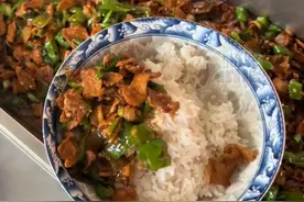 湖南江永一小学生带饭盒被拒，连续3天靠同学分他饭菜充饥，校长曾提及餐具可用校配或自愿选择，教育局：正在进一步核实 结果将对外公布#学校食堂 #食堂打饭