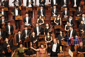 氛围太棒了！ 中国西部交响乐周演出掌声持续不断，指挥三次返场向观众表示感谢。
 #西部交响乐“天团”齐聚多彩贵州 #烟火气与交响乐在贵阳夜空萦绕20视频封面