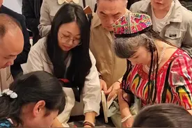 2023年10月27日，“作家朋友 欢迎回家——中国作家协会活动周（新会员回家）”入会欢迎仪式结束后，中国作家协会45名新入会的作家，在中国现代文学馆馆藏革命文物特展参观，许多作家在书上盖章打卡留念。视频封面