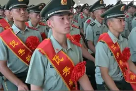 肩扛军衔，心向荣光！走进新兵授衔现场（容彬）#兵哥哥 #新兵授衔 #荣耀时刻视频封面