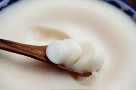#长期吃猪油不利于健康 ，复旦教授：健康成年人的日常饮食应以植物油为主，辅助补充动物油摄入，在有其他优质油脂替代的前提下可以不摄入或少摄入猪油。视频封面