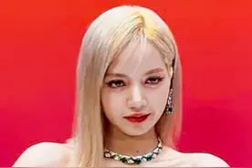 Lisa最新参加宝格丽巴黎展览现场来啦
这腰~这腰OhMyGod!!#lisa 视频封面