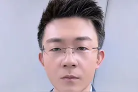 雪王就这么悄摸上市了？怎么没人叫我去敲钟！（不是） #蜜雪冰城创始人身家超850亿港元 #蜜雪冰城 #雪王港交所敲钟上市 #东昊说 #张红超视频封面