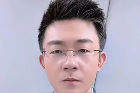雪王就这么悄摸上市了？怎么没人叫我去敲钟！（不是） #蜜雪冰城创始人身家超850亿港元 #蜜雪冰城 #雪王港交所敲钟上市 #东昊说 #张红超视频封面