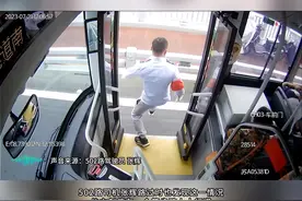 #温暖宁  #六合温度  #今日棠城  千钧一发！公交行驶途中，六合这位司机突然停了下来…视频封面