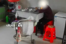 宝宝没有系安全带，突然从婴儿车摔下哇哇大哭“带孩子一分一秒都不能放松”视频封面