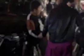 “戏精附体”！男孩踩引擎盖被抓自扇巴掌哭诉还小视频封面