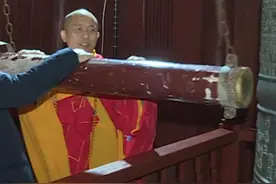 泉州少林寺撞钟迎瑞年。2025年，愿您心怀希望，一路向阳，万事可期! #半城烟火半城仙·千古风华千古情 #你好2025  #元旦  #泉州超有料视频封面