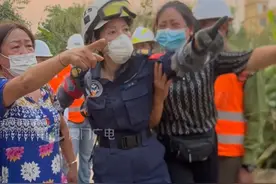 孩子埋在里面！缅甸华人妇女哭着向厦门蓝天救援队求助 #缅甸地震  #厦门  #蓝天救援队视频封面