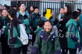姐姐用“神器”接妹妹放学 人群中一眼认出彼此 网友：远看以为是软件 走近后恍然大悟 #接娃神器视频封面