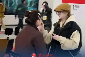 95后重庆小姐姐下班后，地铁站内摆摊化妆。 网友：真是晚上闺蜜局的“救星”！#重庆地铁化妆摊 #通勤新时尚视频封面