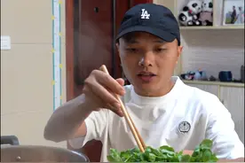 超妈一家分工合作，一起做豌豆尖火锅吃，这味道实在是太香了 #三农 #乡村生活 #乡村美食视频封面