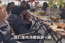 杭州塘栖村“天空草莓瀑布”爆火，游客可以随时摘草莓，还增加了村集体收入！#草莓瀑布 #塘栖村 #秀我中国视频封面