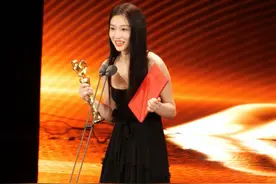 演员#王佳怡  凭借电影《#满江红 》 中的瑶琴一角，获得第20届电影频道传媒关注单元最受传媒关注新人女演员！恭喜！#王佳怡最受传媒关注新人女演员视频封面