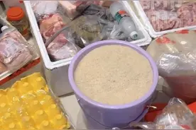 女子怀双胞胎即将临产，婆婆跨越千里送来800斤食物，摆满后客厅都变成了“超市”#婆婆#温馨瞬间#社会百态  素材来源@程花花（双胞胎孕晚期） 视频封面